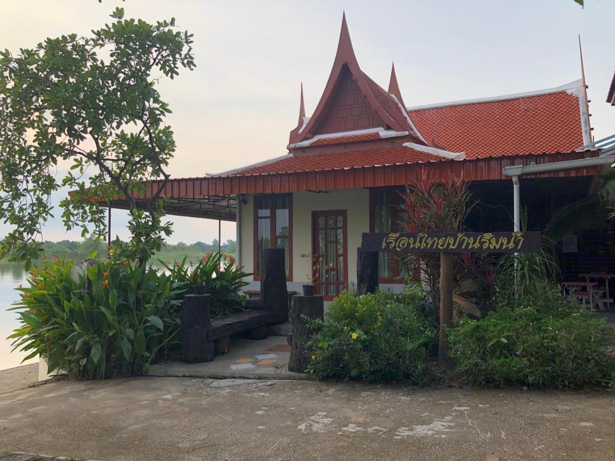 Ruen Thai Ban Rim Nam Kamphaeng Phet Exteriér fotografie