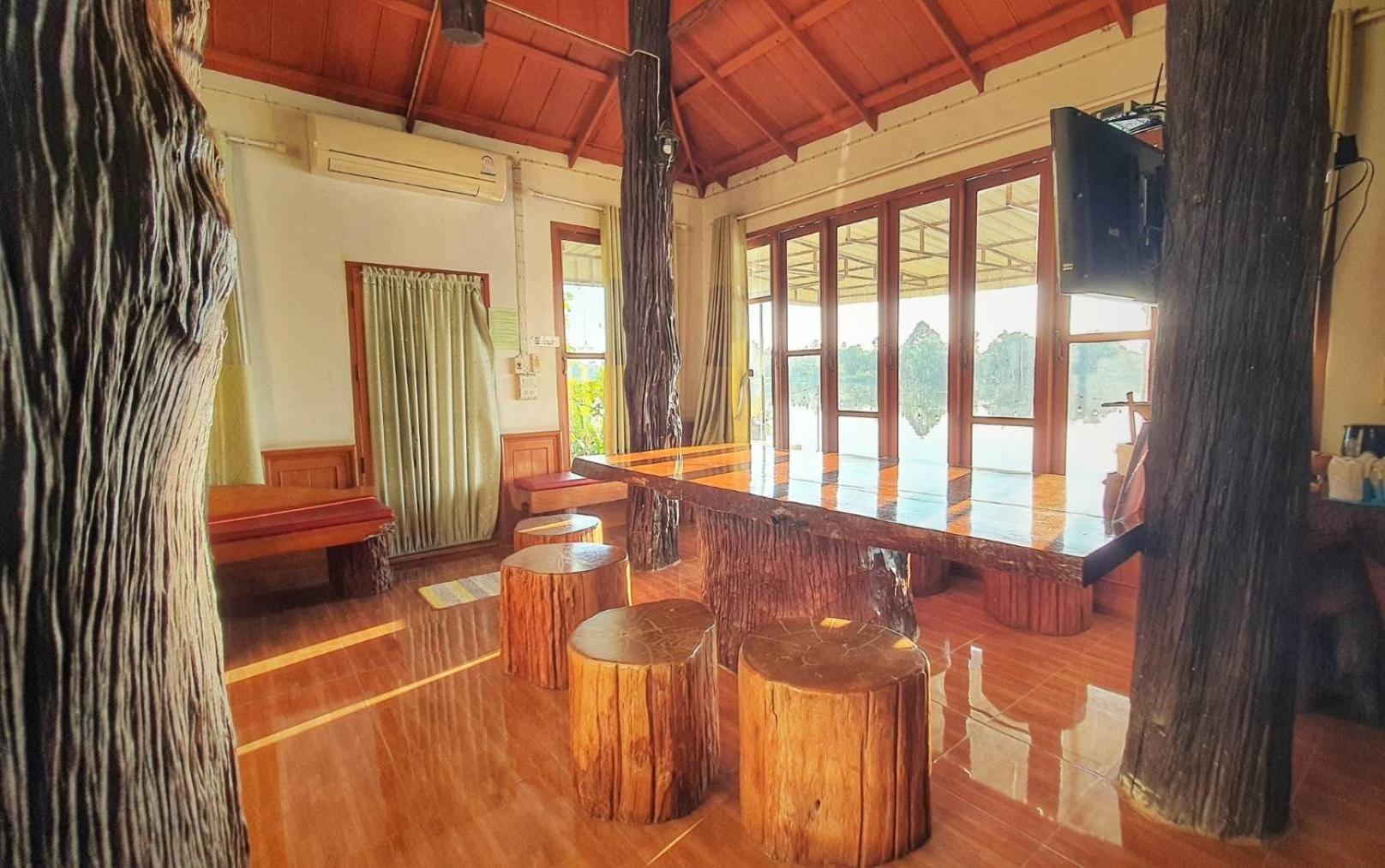 Ruen Thai Ban Rim Nam Kamphaeng Phet Exteriér fotografie