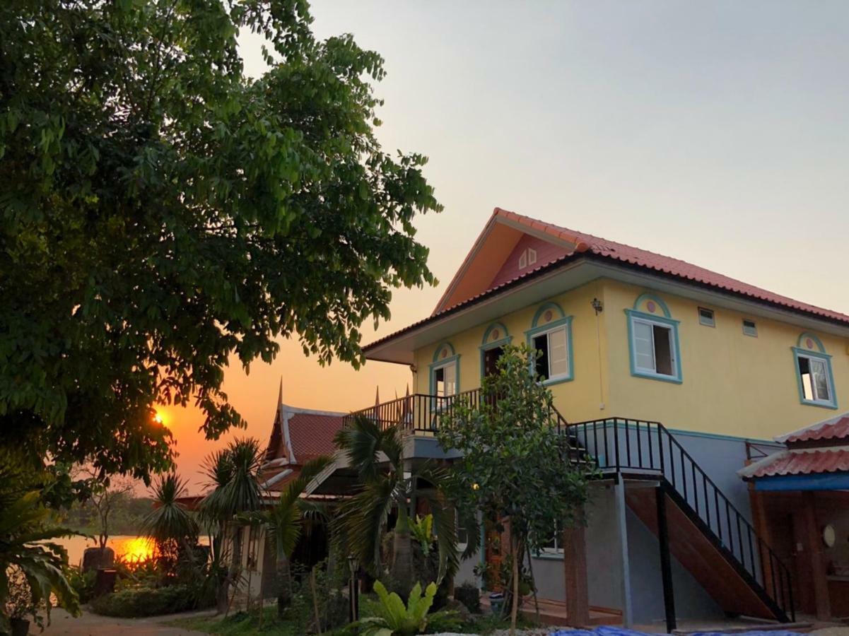 Ruen Thai Ban Rim Nam Kamphaeng Phet Exteriér fotografie