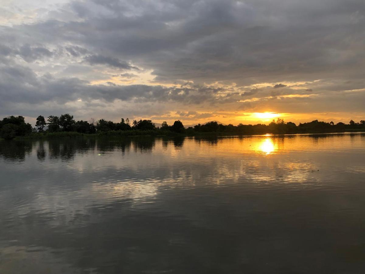 Ruen Thai Ban Rim Nam Kamphaeng Phet Exteriér fotografie