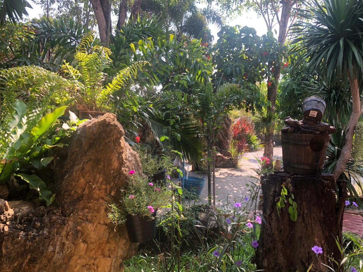 Ruen Thai Ban Rim Nam Kamphaeng Phet Exteriér fotografie