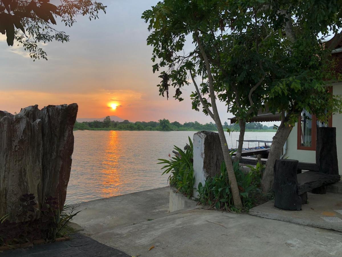 Ruen Thai Ban Rim Nam Kamphaeng Phet Exteriér fotografie
